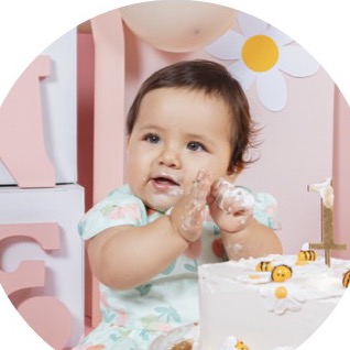 Bebé en su sesión Cake Smash de abejitas